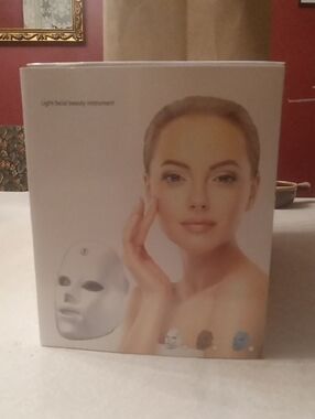 LED Light Therapy Facial Mask, White, NIB